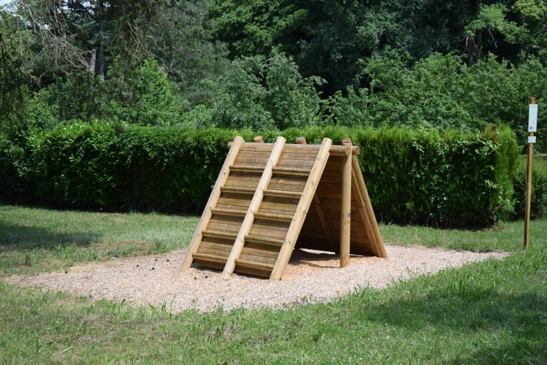 Hutte, espalier du parcours de santé