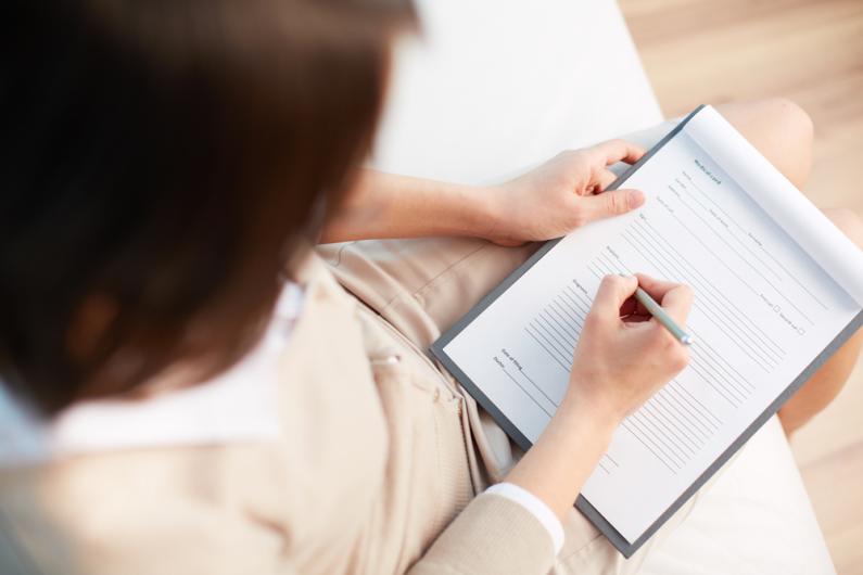 Psychiatre écrivant un diagnostic