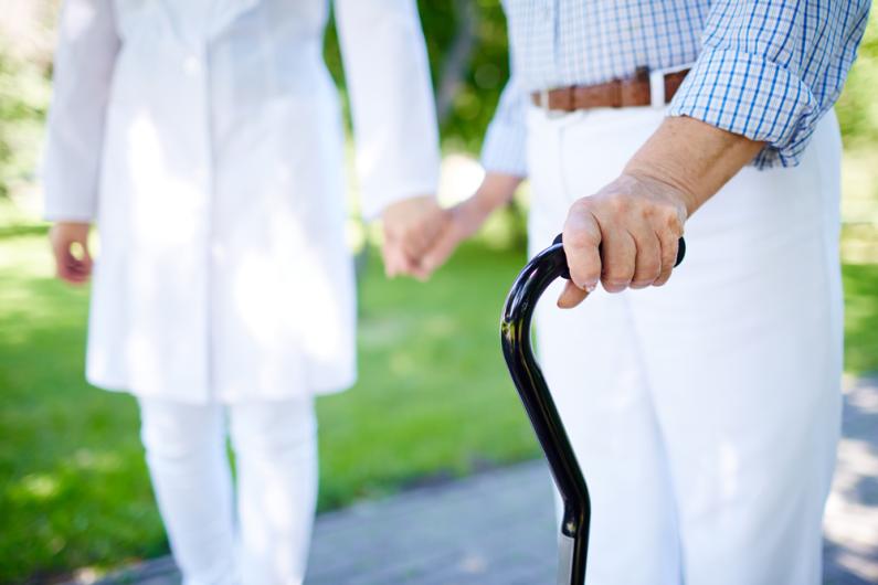 Personne âgée tenant la main d&#039;une infirmière
