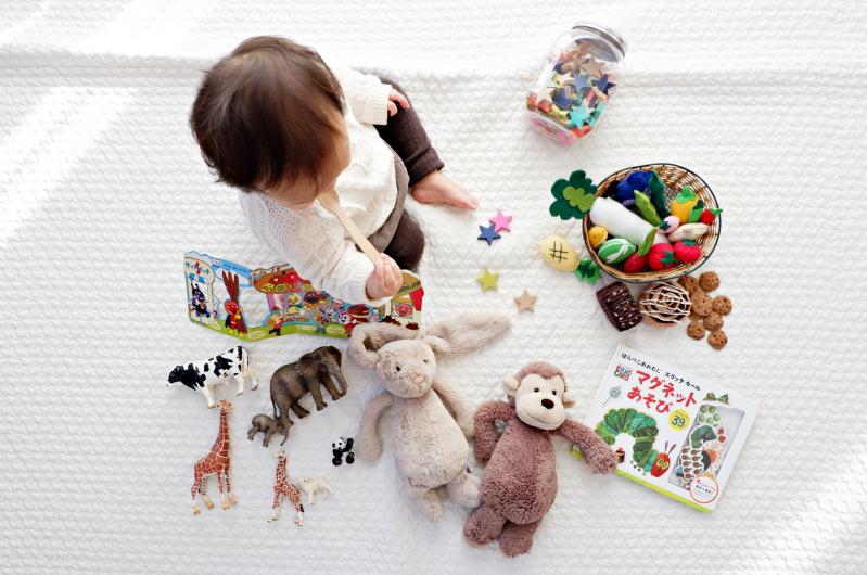 Bambin entouré de jouets