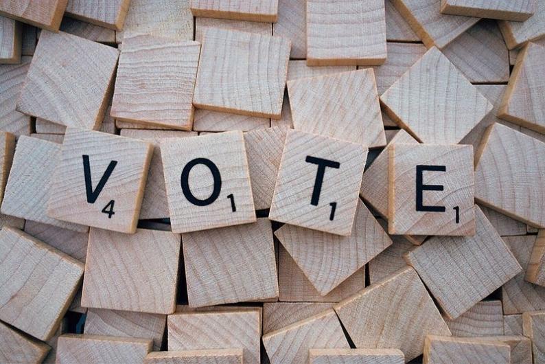 pièces du jeu de société scrabble formant le mot vote