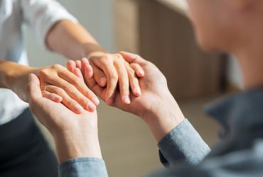 Homme soutenant les mains d&#039;une femme