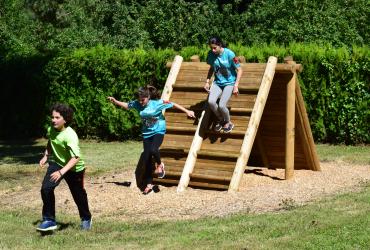 Jeunes bacots sur l&#039;espalier du parcours de santé