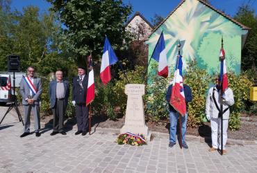 Elus et anciens combattants devant la stèle du 23 août