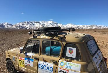Voiture sponsorisée dans le désert