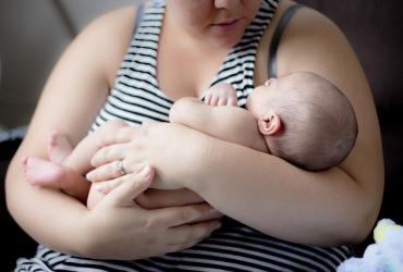 mère tenant son enfant dans ses bras