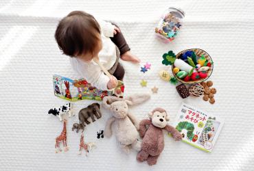 Bambin entouré de jouets