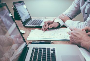personnes travaillant devant leurs ordinateurs