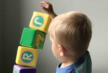 Bébé construisant une tour de cubes