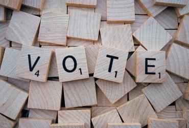 pièces du jeu de société scrabble formant le mot vote